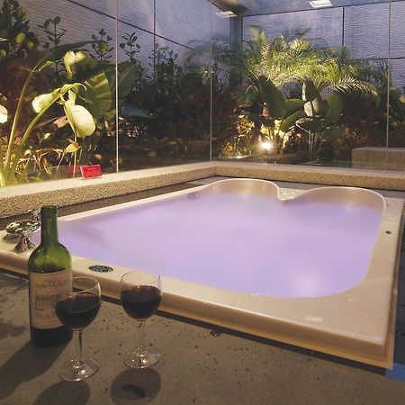 Q Motel精品旅館 Тученг Екстериор снимка